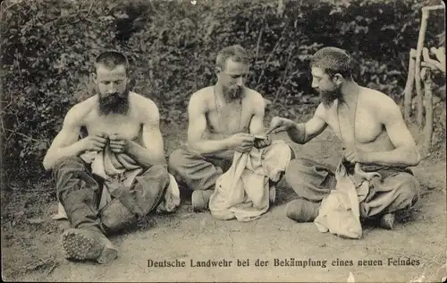 Ak Deutsche Landwehr bei der Bekämpfung eines neuen Feindes, Soldaten suchen Läuse, I WK
