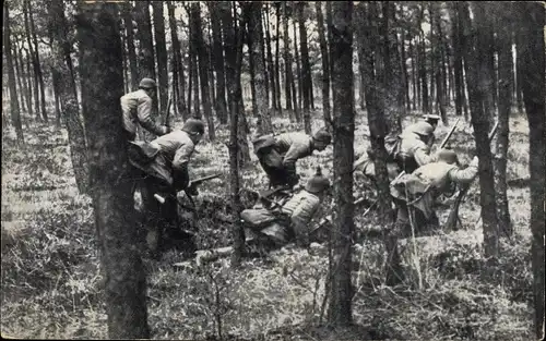 Ak Deutsche Soldaten in Uniformen, Schleichpatrouille, I WK