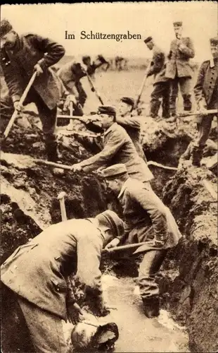 Ak Deutsche Soldaten in Uniformen heben einen Schützengraben aus, I WK