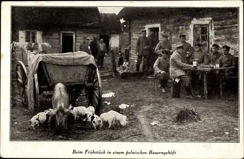Ak Beim Frühstück in einem polnischen Bauerngehöft, Schweine, deutsche Soldaten, I WK