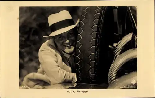 Ak Schauspieler Willy Fritsch, Portrait an seinem Mercedes-Benz 710 SS, Ross Verlag 6182/1