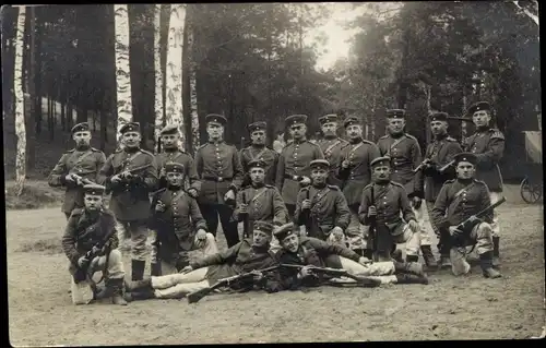 Foto Ak Dresden Neustadt, Soldaten in Uniform, Gruppenbild