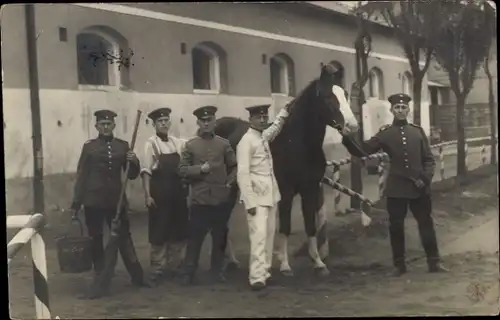 Foto Ak Dresden Neustadt, Soldaten in Uniform, Gruppenbild mit Pferd