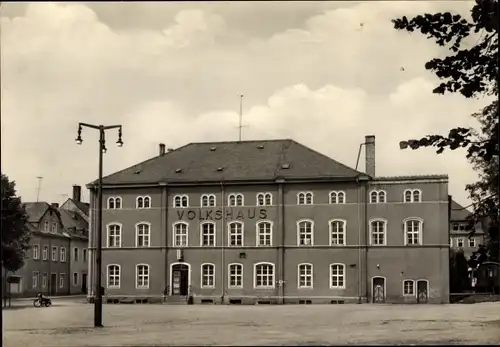 Ak Thum im Erzgebirge Sachsen, Volkshaus am Karl Marx Platz