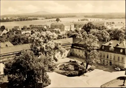 Ak Wermsdorf in Sachsen, Blick zum Collm, Innenhof mit Brunnen