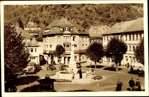 Ak Suhl in Thüringen, Platz, Denkmal, Brunnen