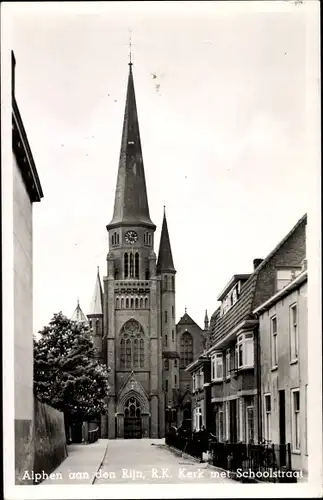 Ak Alphen aan den Rijn Südholland, R. K. Kerk met Schoolstraat