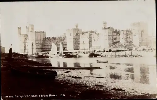 Ak Carnarvon Wales, Castle from River