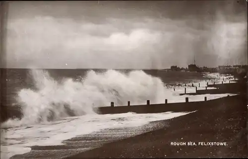 Ak Felixstowe Suffolk England, Rough Sea