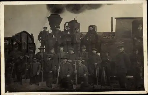 Foto Ak Eisenbahn, Dampflokomotive, Bahnarbeiter, Heizer