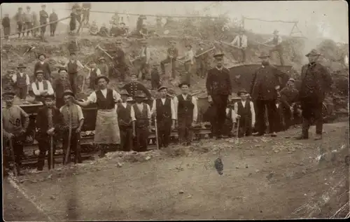Foto Ak Bau einer Eisenbahnstrecke, Arbeiter mit Hacken