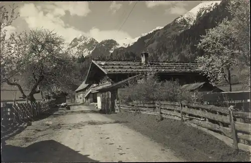 Foto Ak Kaprun in Salzburg, Straßenpartie, Berge