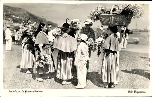 Ak Insel Madeira Portugal, Vendedeiras de flores, Blumenverkäuferinnen in Tracht