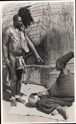 Foto Ak Südafrika, Afrikaner vor einer Strohhütte, Lendenschurz