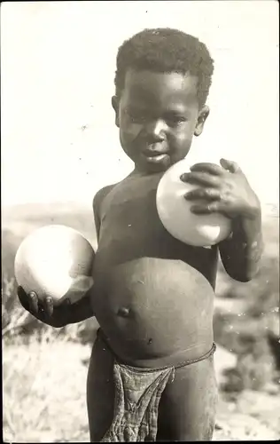 Foto Ak Afrika, kleiner Junge mit Straußeneiern