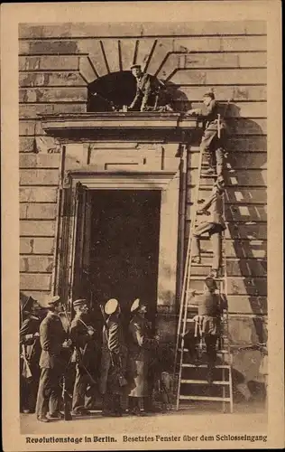 Ak Berlin Mitte, Revolutionstage, Besetztes Fenster über dem Schlosseingang