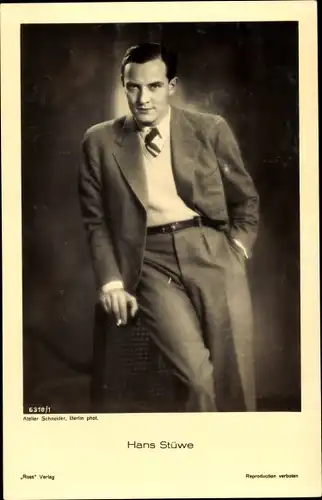 Ak Schauspieler Hans Stüwe, Standportrait mit Zigarette, Ross Verlag 6318 1