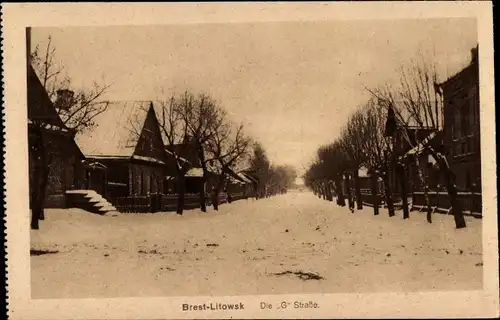 Ak Brest Litowsk Weißrussland, Blick in die G Straße im Winter