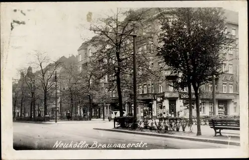 Foto Berlin Neukölln, Braunauerstraße mit Drogerie