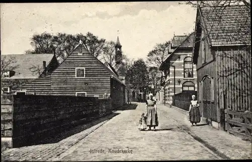 Ak Koudekerke Zeeland, Straßenpartie, Frauen in Trachten