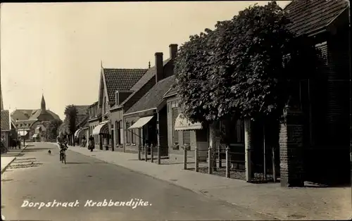 Foto Ak Krabbendijke Zeeland, Dorpstraat