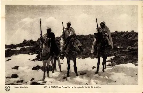 Ak Azrou Marokko, Cavaliers de garde dans la neige