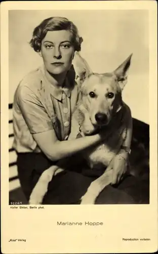 Ak Schauspielerin Marianne Hoppe, Portrait mit Hund, Ross Verlag 9226/1