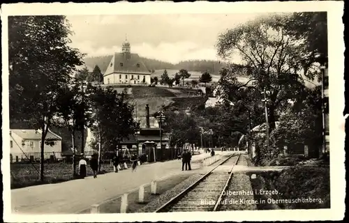 Ak Oberneuschönberg Olbernhau im Erzgebirge, Kirche, Straßenpartie, Bahnstrecke