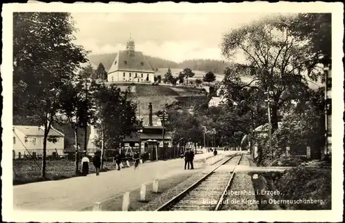 Ak Oberneuschönberg Olbernhau im Erzgebirge, Kirche, Straßenpartie, Bahnstrecke