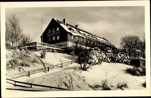 Ak Klingenthal im Vogtland Sachsen, Sporthotel Waldgut Aschberg im Winter