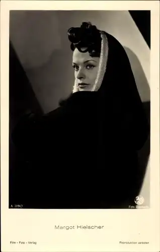 Ak Schauspielerin Margot Hielscher, Portrait im Kapuzenmantel
