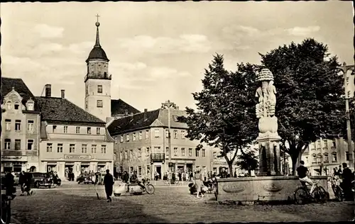 Ak Bischofswerda, Paradiesbrunnen auf dem Altmarkt, Textilienladen, Passanten