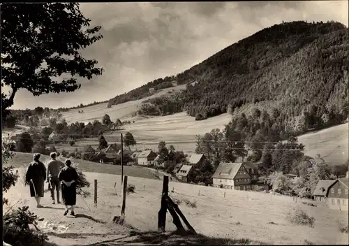 Ak Waltersdorf Großschönau in der Oberlausitz, Panorama mit Lausche, Spaziergänger