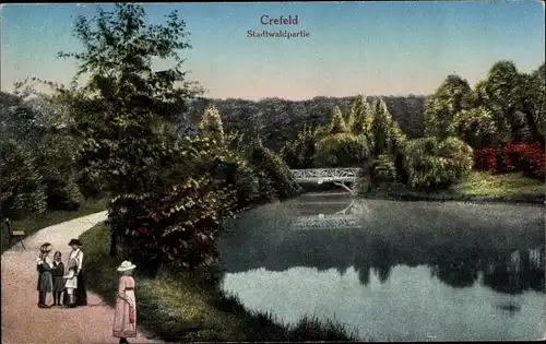 Ak Krefeld am Niederrhein, Stadtwaldpartie, Spaziergänger