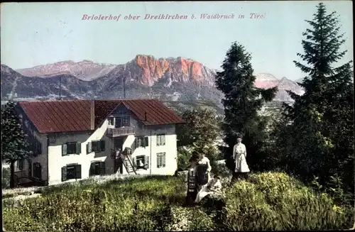 Ak Dreikirchen in Tirol, Briolerhof, Frauen auf der Wiese