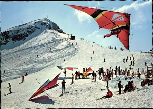 Ak Tannheim in Tirol, Blick von der Gundhütte gegen Neunerköpfle, Drachenflieger im Winter