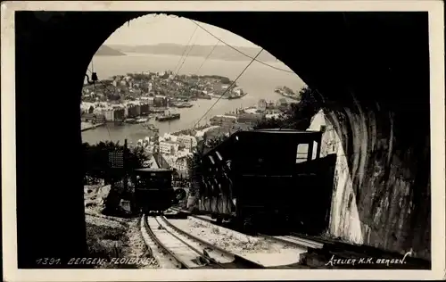 Foto Ak Bergen Norwegen, Flöibanen, Bergbahnen mit Blick zur Stadt, Standseilbahn, Tunnel