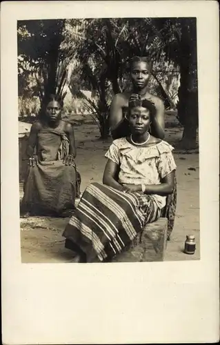 Foto Ak Afrika, Drei junge Frauen