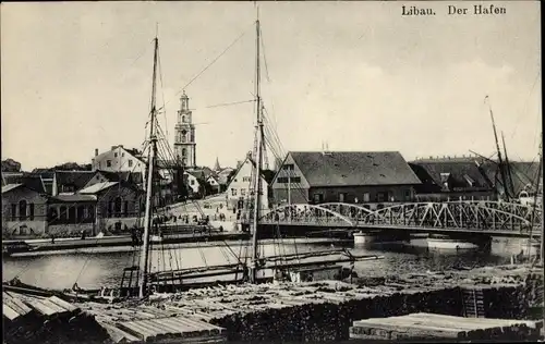 Ak Liepaja Libau Lettland, Blick auf den Hafen, Brücke, Holzlager
