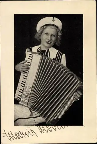 Ak Schauspielerin Maria Marina ? Portrait, Autogramm, Akkordeon