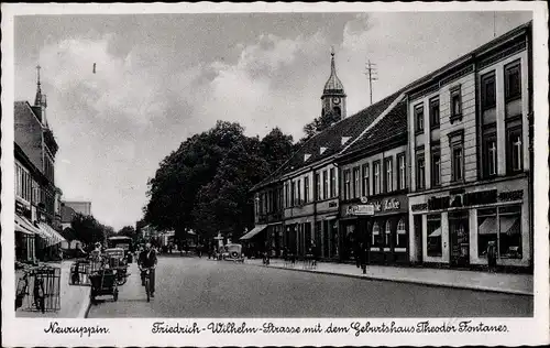Ak Neuruppin in Brandenburg, Friedrich Wilhelm Straße mit Geburtshaus von Theodor Fontane