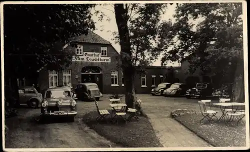 Foto Ak Apen in Oldenburg Ammerland, Gasthof Zum Leuchtturm mit Autos