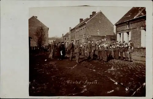 Foto Ak Deutsche Soldaten beim Wäscheappell