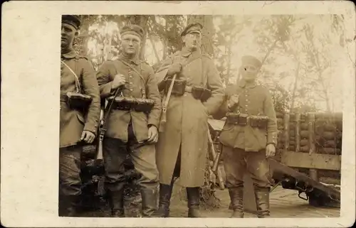 Foto Ak Deutsche Soldaten in Uniform, Feldausrüstung, Gürtel, Gewehre