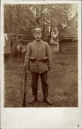 Foto Ak Deutscher Soldat in Uniform, Pickelhaube, Gewehr