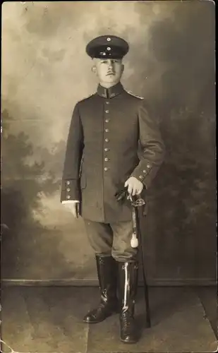 Foto Ak Deutscher Soldat in Uniform, Standportrait, Wiesbaden