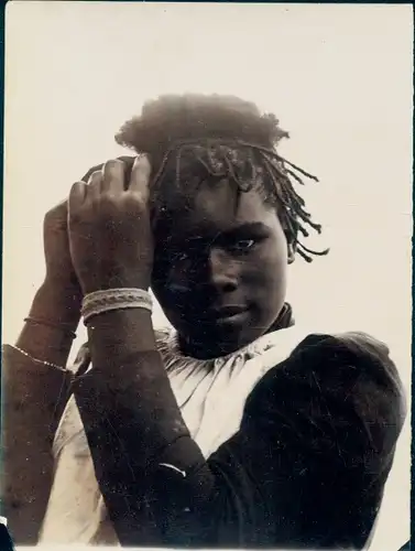 Foto Zulu Ntombé arranging her hair, afrikanische Frau frisiert ihre Haare