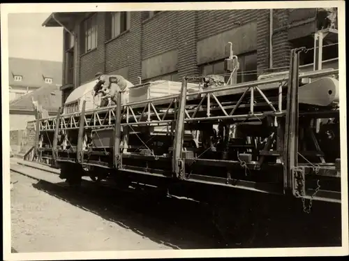Foto unverkleideter Eisenbahnwagen auf Schienen