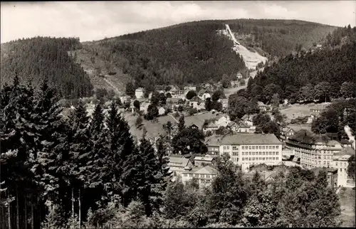 Ak Sachsenberg Georgenthal Klingenthal im Vogtland, Blick über den Ort zur Aschbergschanze