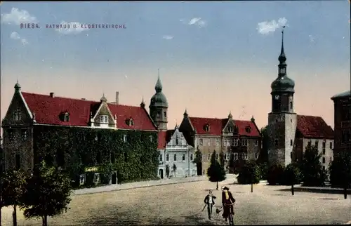 Ak Riesa an der Elbe Sachsen, Rathaus und Klosterkirche, Radfahrer